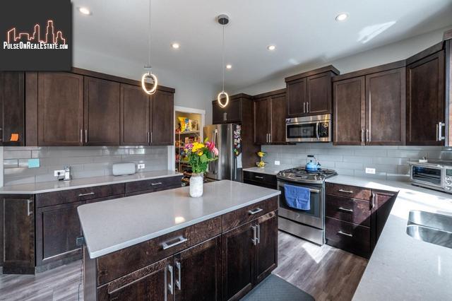 Property 2070 Lawrence Avenue img1
