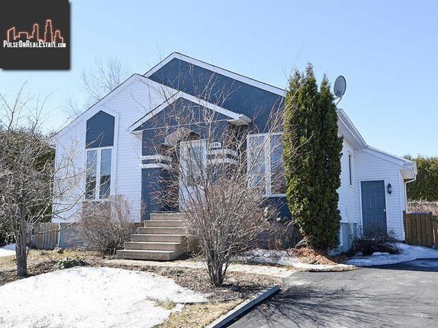 Property 256 32e Avenue main img