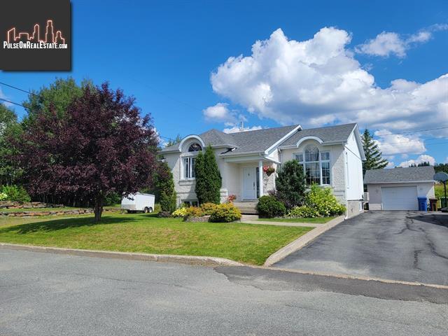 Property 36 Av. Desrochers main img