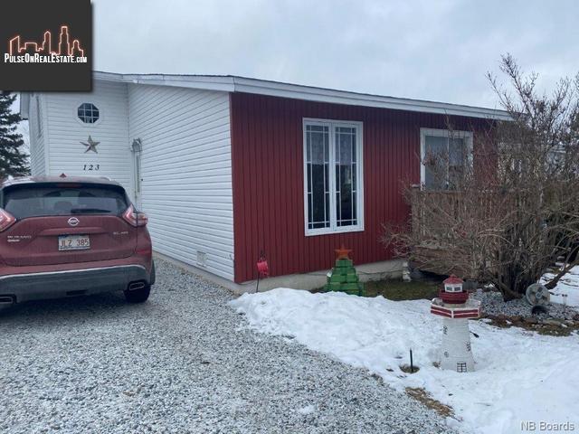 Property 123 Wyatt Crescent main img