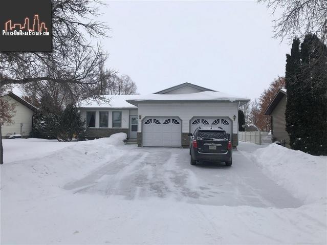 Property 305 Parker Cres main img