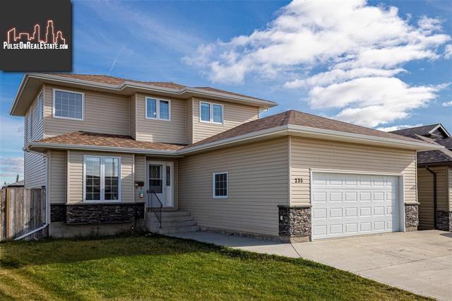 Property 235 Hiebert Cres main img