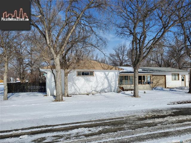 Property 128 3rd Avenue W img1